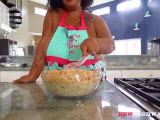 جميل ssbbw الحصول على backshots في لها مطبخ