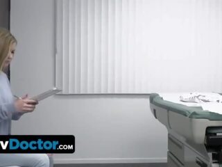 Delicioso jovem grávida paciente fica prepared por glorioso assed enfermeira antes o dr. delivers sua especial terapia
