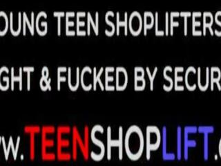 صغير في سن المراهقة shoplifter اشتعلت بواسطة ل guard و لديها إلى دفع