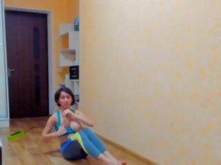 Erotický bruneta myla anděl performs gymnastics v sportwear s ňadra out&excl;