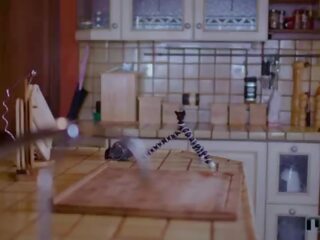 B&period; nư sinh yêu quái trong các hồ bơi