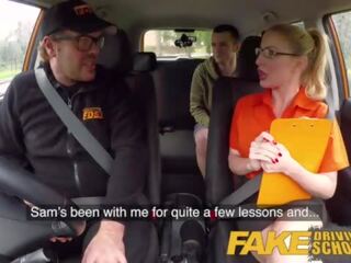 Falešný driving školní zkouška failure produces na vynikající inviting blondýnka auto souložit