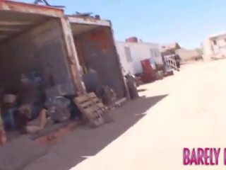 Hitchhiker kara novak chất liệu trẻ âm hộ với tinh ranh