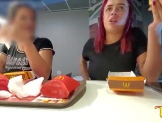 Duas safada aprontando كوم os peitos دي fora enquanto comem لا mcdonald’s - anjinha tatuada oficial