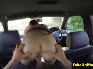 Smalltitted اليورو ركوب الخيل cops عضو في سيارة
