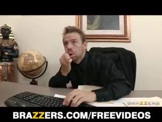 Prsatá bruneta tajemník kiera král svádí ji bosses na práce