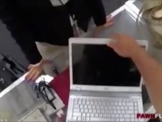 विशाल जग्गस व्यापार युवा महिला गड़बड़ द्वारा pawnshop रक्षक