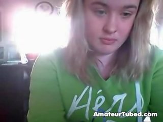 Jovem mulher em omegle paly com mamas e cona
