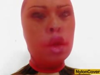 Огромен цици особеност в найлон маска и пълен тяло найлон костюм