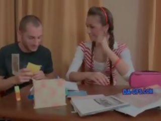 Thiếu niên trong chiếc váy ngắn được một quả bóng sâu mưa âm hộ