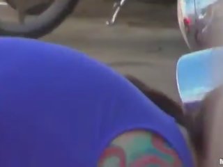 Огромен цици татуиран мацка получава reamed и jizzed на