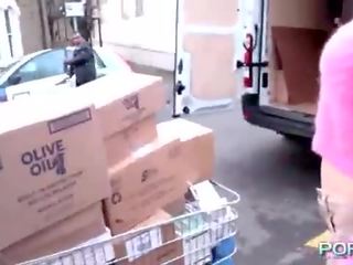 Ξανθός/ιά με μεγάλος βυζιά αναβοσβήνει και κουραστικός παντελόνι